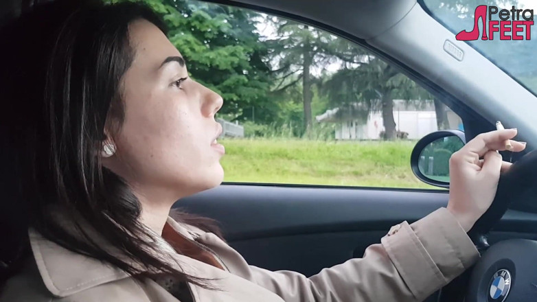 Smokin Fetish: Petra adore fumer des ciggaretes dans sa voiture