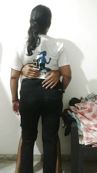 Bindass_Bhabhi: Bhabhi desi India memanggil kawan jiran di rumah semasa suaminya...