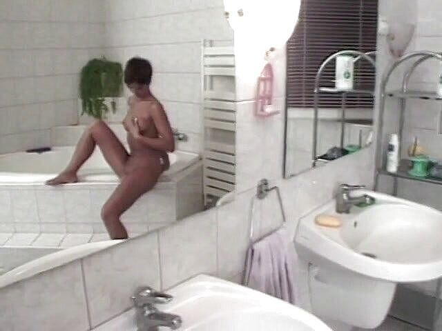 Solo Sensations: Safada puta satisfaz sua boceta molhada na banheira