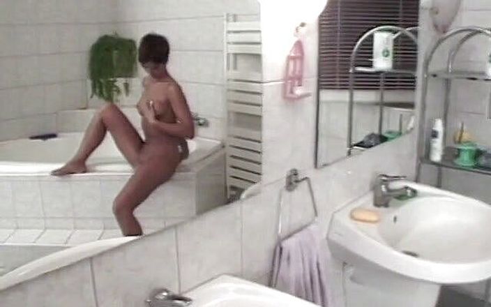 Solo Sensations: Lusty bitch satisfies her wet cunt in bath tub