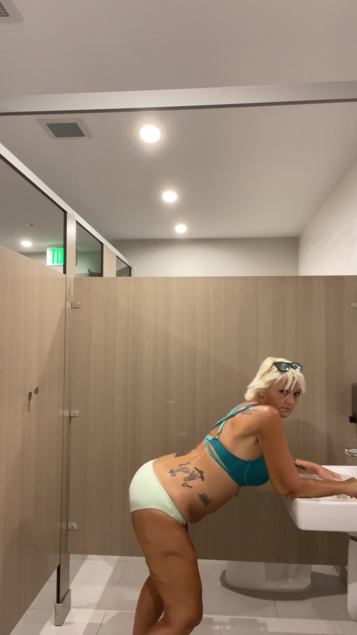 Greek Goddess Steph: Saya terpaksa kencing, tetapi mula bermain dengan pepek kecil saya...