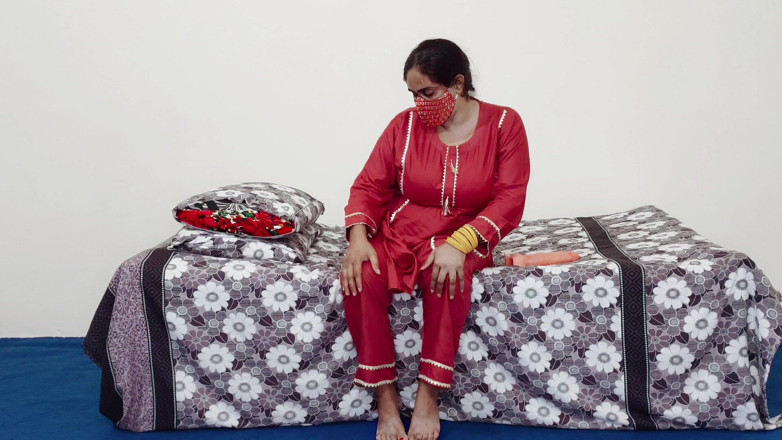 RajuIndianPorn: Горячая женщина дези с натуральными сиськами скачет на дилдо