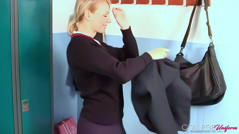 College Uniform: 以海莉-玛丽为特色的打扮