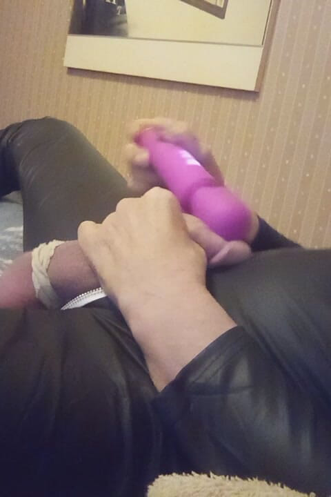 Mellissa: Mellissa juega con su pequeño clítoris y eyacula en su...