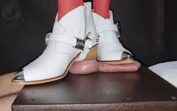 My Balls Need Busting: Білі чоботи дроблення м'яча і м'яч стоячи на столі м'яча