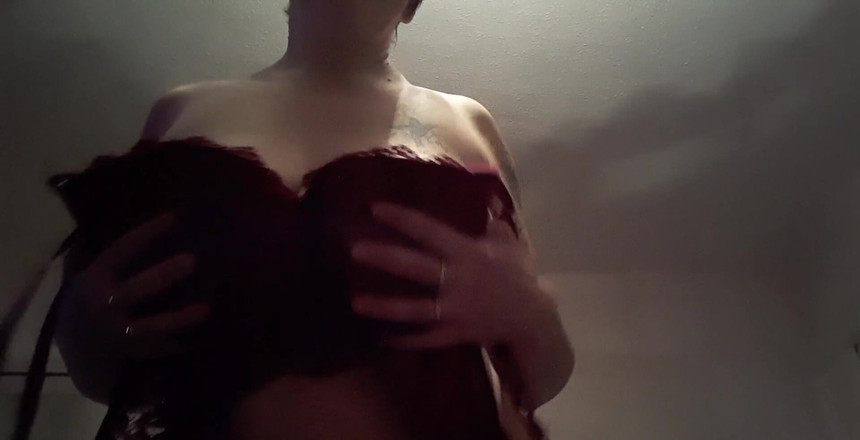 Layla Bird: 보위 백킹 트랙으로 너무 느리게 브래지어를 벗는 섹시한 작은 클립