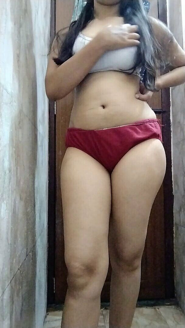 Riyathakur: देसी युवा भाभी अपने शरीर को रगड़ रही है