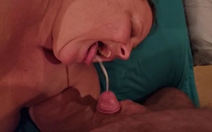 WeAreFukBunnies: Une MILF BBW exhibitionniste montre comment faire plaisir