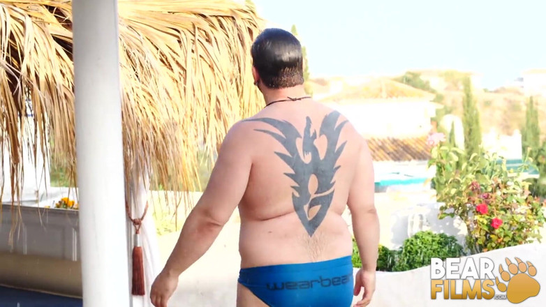 Bear Films: BEARFILMS - Masturbation en solo dans la nature avec l'ours Adam...