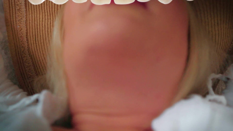 JessieHH: 被我自己的继子活生生地吃掉并吞下全部高清