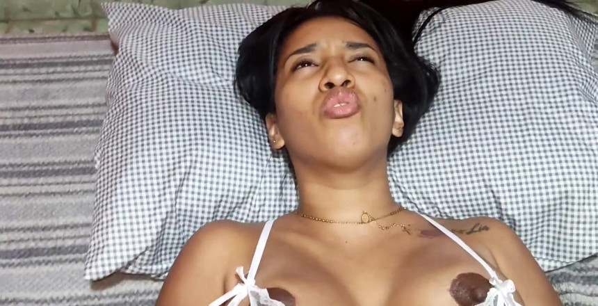 Leyne Rodriguez: 我开始大声呻吟，这样我的室友就会听到并好奇