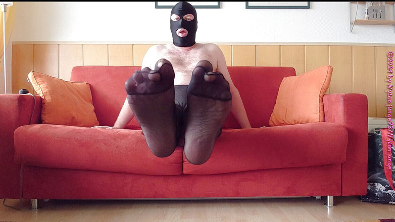 Carmen_Nylonjunge: Одягніть чорні колготки в квартирі - частина 2