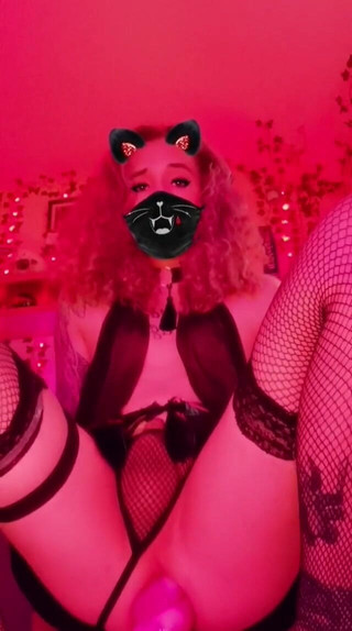 SashaSuxxx: 이 거대한 장난감의 각 능선 위로 뻗어있는 내 쪼이는 구멍의 느낌은 그냥