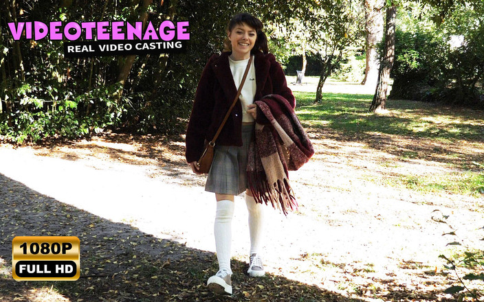 Videoteenage: Симпатичная 18-летняя девушка идёт на новый порно-кастинг