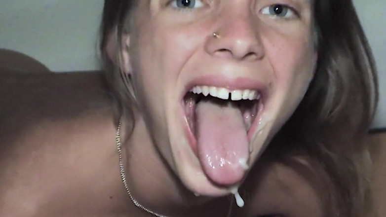 Petty by Sextermedia: Une chatte de pisse de 18 ans squirte