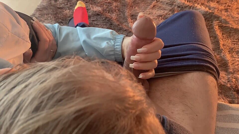 Lil Daffy: Prima traviesa hace una sensacional paja en la sala de...