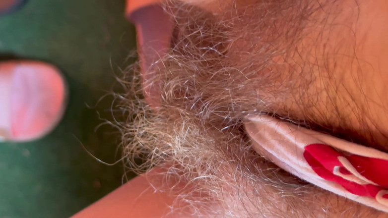 Cuteblonde666: Große füße und behaarter busch im höschen