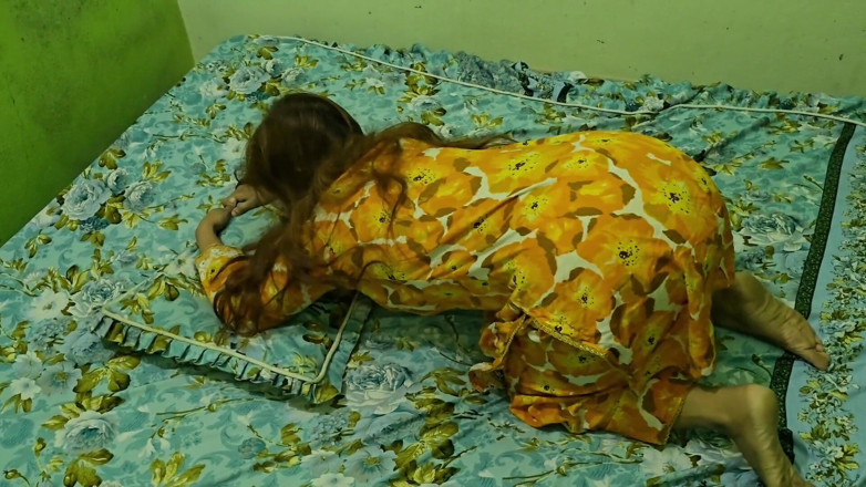 Faryal: Pakistaanse mooie tante nodigt hete jongen uit met dikke kont...