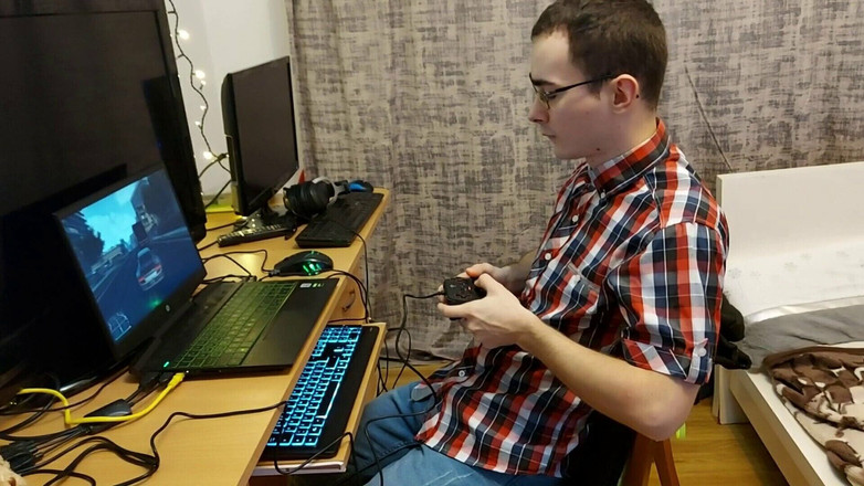 Alex and Luiza: Heißes collegegirl unterbricht ihren strebsamen mitschüler, während er Videospiele spielt,...