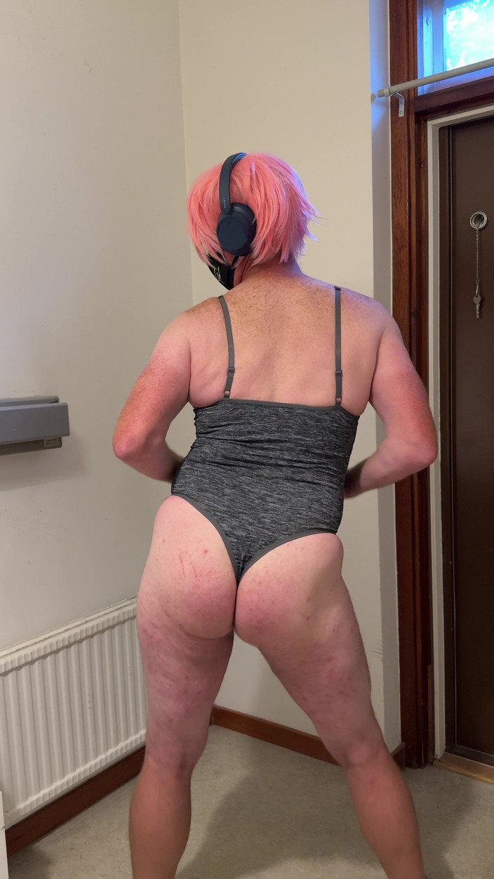 Julia Trans: Trany fesse le cul, se masturbe et jouit pour son...