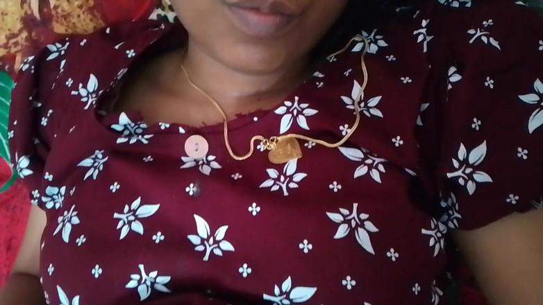 Skydreem1104: タミル人の妻が自宅で足で夫のペニスを刺激する