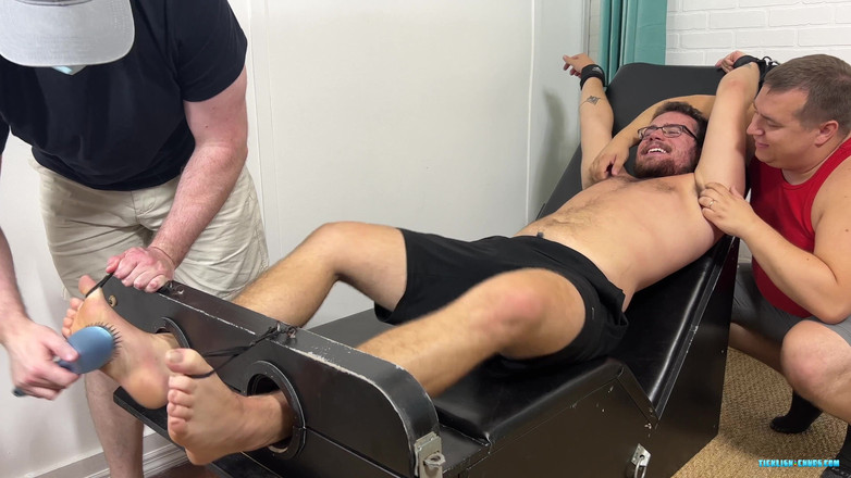 Ticklish Chubs: गुदगुदी राउंड रॉबिन - भाग 1