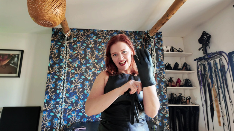 InannaJustice: Škádlení v kožených rukavičkách