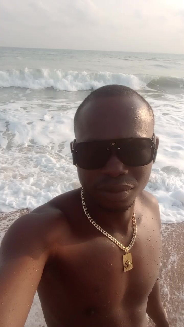 Dickass3x: 独自在科托努的海滩上与我的大鸡巴一起行走