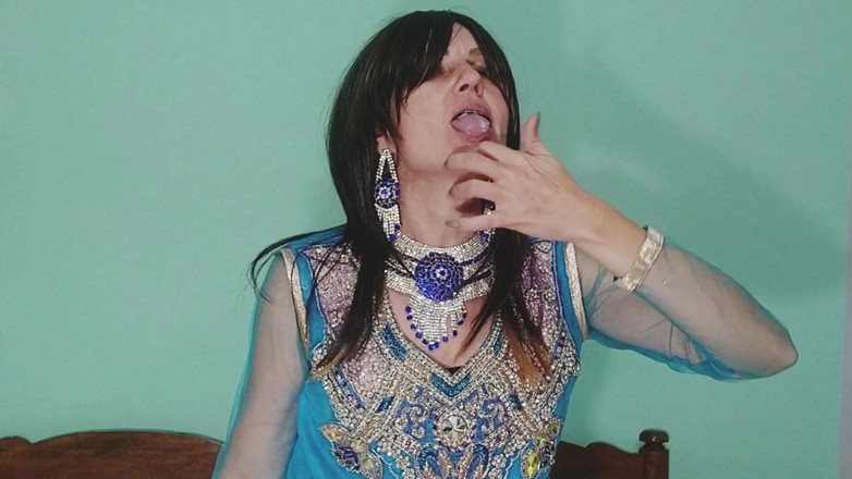 Bolly Karma: Viciada em bbc engolindo porra de puta milf