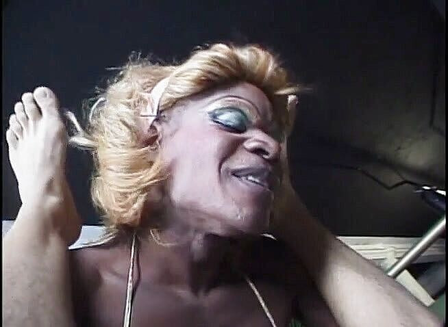 Shemale World: Prawdziwy uderzający czarny shemale ma właśnie zniszczyć białego chłopca