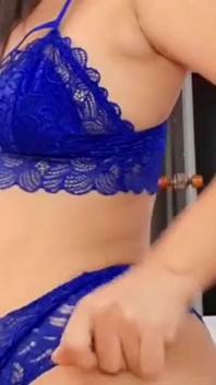 Sexig latina bär glasögon och blå underkläder