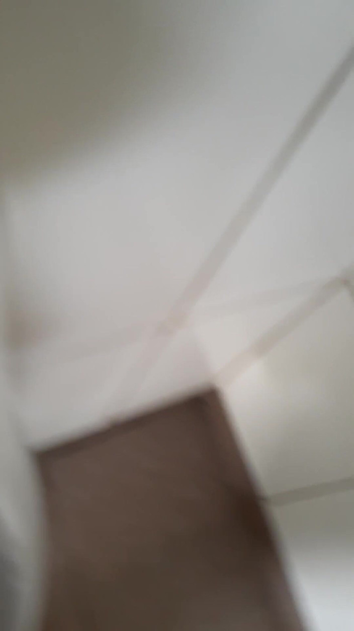 littlelatinhunter: Szarpię się w publicznej łazience, spust i połykam moją spermę