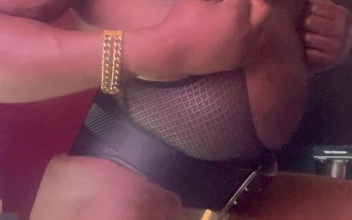 Black mature kinky muscle: Blackmusclebuttslut jugando con tetas y sesión de leche