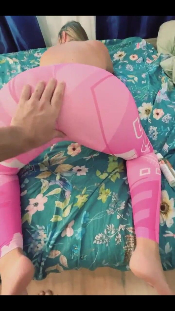 Bunny Hustler: Amatorski piesek analny dla MILF w Seksownych legginsach