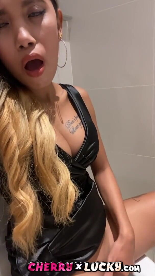 Cherry X lucky: Masturbation in toilet