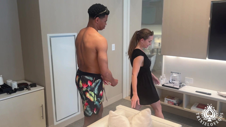 TrixieLove: MILFs Dachpool trifft sich mit BBC - halsfick, anal, creampie