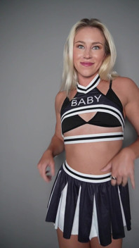 Une pom-pom girl coquine se déshabille pour vous