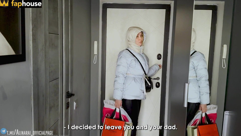 Alina Rai: 继子在他继母的屁股上留下了浓稠的精液。- 如果你想操我的菊花，那就做