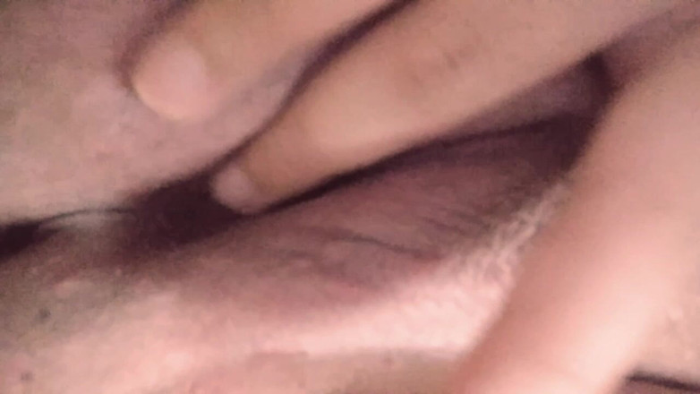 CumOnMeth: Geil fühlend, fingere ich meine enge Muschi