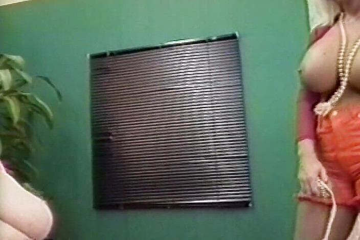 Lovers Of Vintage: Milfky s velkými kozami potěší šťastného chlapa ve vintage trojce