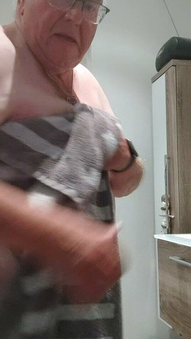 Karlchengeil: Duş sonrası kurulanıp banyomda çıplak yürüyor