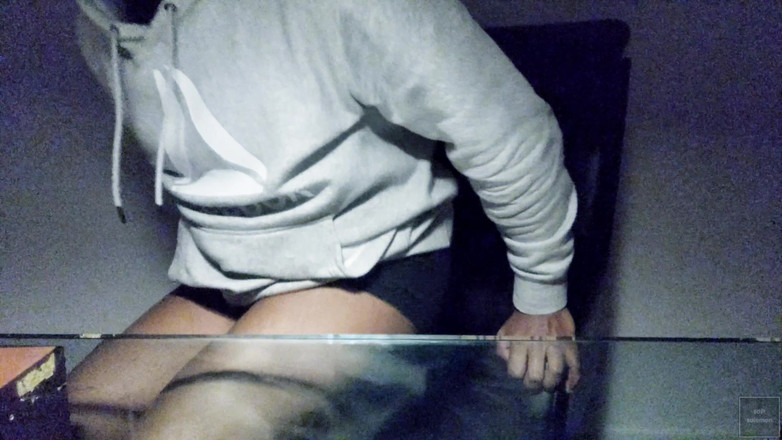 Soft Soleman: Dotýkám se sama sebe na stole