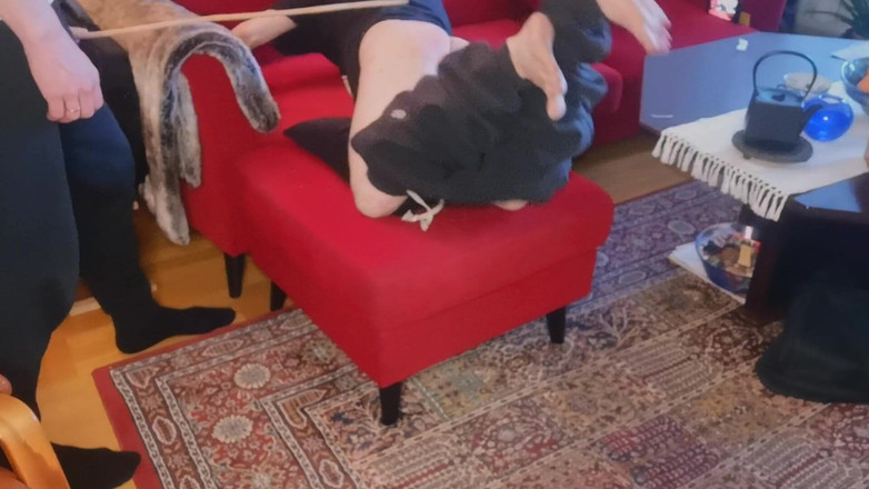 Oznob Oznofla: Amatörpojke piskas på händer, fötter och röv