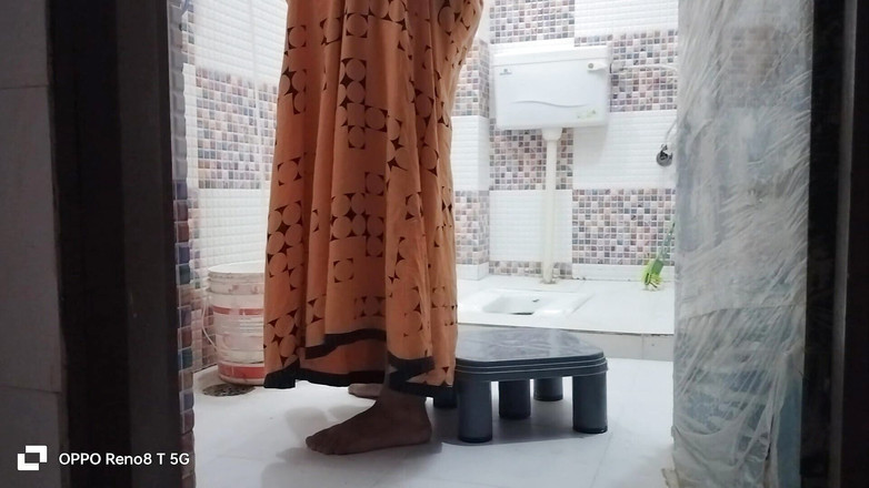 Yur bhabhi: Dnes se mi vztyčil penis poté, co jsem viděla, jak...