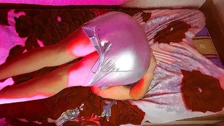 Kitty_Cross: Schattige femboy omt haar terwijl ze op bed lag