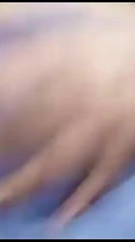 Fată indiancă sexy care își arată țâțele și pizda la facultate