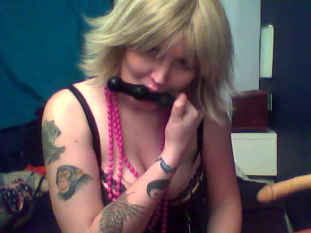 MissFFW: Amcığımda şişme göt tıkacı kullanıyorum