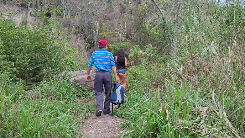 Lady: Извращенец старик трахает свою грудастую падчерицу в джунглях на улице