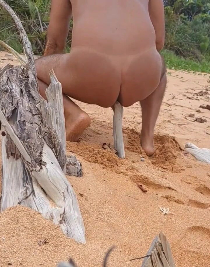 Ladysilvas: Naga Ladysilva na plaży pociera napalonego kutasa w jej gorący...