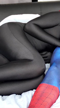 Natacha Guapa dalam blowjob zentai hitam penuh lycra